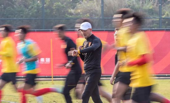 那不勒斯主席德劳伦蒂斯对欧冠16强的抽签结果感到高兴，那不勒斯将面对巴萨。